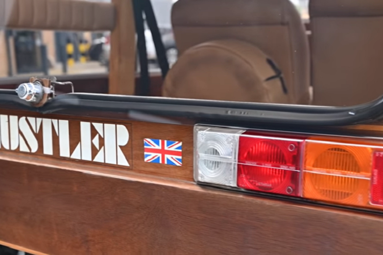 Nói là làm bằng gỗ hoàn toàn, song chiếc xe này cũng có sử dụng cả những chất liệu khác. Phần gầm xe được làm bằng sợi thủy tinh, và nó cũng sử dụng khung phụ phía trước và sau từ một chiếc Mini. Trên thực tế, đa phần phụ tùng máy móc của Hustler đều lấy từ Mini, gồm cả vô lăng và bảng đồng hồ. Đèn pha của xe là từ một chiếc Hillman Hunter, còn đèn hậu là từ Triumph Dolomite, nhưng cũng có một số phụ tùng không rõ nguồn gốc ví như gương chiếu hậu bên ngoài.