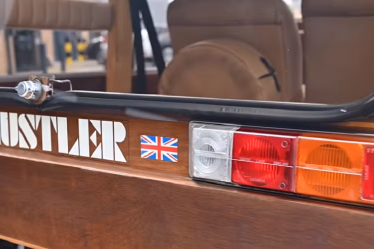 Nói là làm bằng gỗ hoàn toàn, song chiếc xe này cũng có sử dụng cả những chất liệu khác. Phần gầm xe được làm bằng sợi thủy tinh, và nó cũng sử dụng khung phụ phía trước và sau từ một chiếc Mini. Trên thực tế, đa phần phụ tùng máy móc của Hustler đều lấy từ Mini, gồm cả vô lăng và bảng đồng hồ. Đèn pha của xe là từ một chiếc Hillman Hunter, còn đèn hậu là từ Triumph Dolomite, nhưng cũng có một số phụ tùng không rõ nguồn gốc ví như gương chiếu hậu bên ngoài.