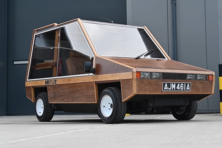 Chiếc xe trong bài viét này đời 1982, và người tự tay lắp ráp nó là một người thợ mộc tài ba. Dựa theo thông tin thì bộ trang bị từ nhà sản xuất không hề có những miếng gỗ cắt sẵn mà là có kèm bản thiết kế.