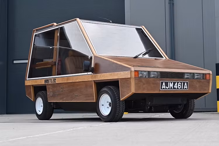 Chiếc xe trong bài viét này đời 1982, và người tự tay lắp ráp nó là một người thợ mộc tài ba. Dựa theo thông tin thì bộ trang bị từ nhà sản xuất không hề có những miếng gỗ cắt sẵn mà là có kèm bản thiết kế.