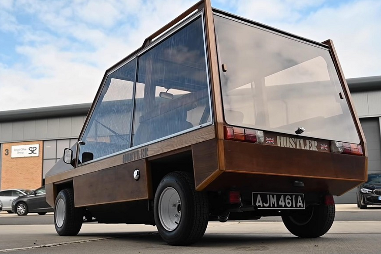 Trong số 500 bộ trang bị xe Hustler đã bán, người ta không biết có bao nhiêu bộ được là bằng gỗ như trên. Hơn nữa, với phần thân gỗ được đặt làm riêng cho từng người mua và bán kèm theo bản thiết kế, chiếc xe ở trên có thể coi là độc nhất vô nhị. Mức giá xe Towns Interstyl Hustler hiện nay vẫn chưa được công bố.