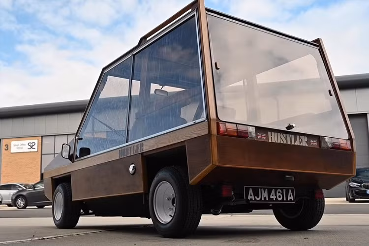Trong số 500 bộ trang bị xe Hustler đã bán, người ta không biết có bao nhiêu bộ được là bằng gỗ như trên. Hơn nữa, với phần thân gỗ được đặt làm riêng cho từng người mua và bán kèm theo bản thiết kế, chiếc xe ở trên có thể coi là độc nhất vô nhị. Mức giá xe Towns Interstyl Hustler hiện nay vẫn chưa được công bố.