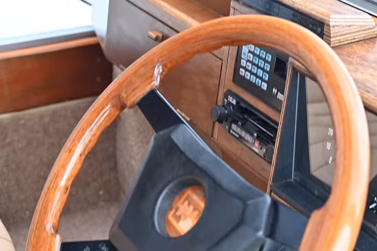 Gỗ không phải là lựa chọn duy nhất đối với người mua, nhưng nó rõ ràng là chất liệu thú vị nhất. Có khoảng 500 bộ kit xe Hustler được bán ra ngoài thị trường thông qua studio Interstyl Design mà Towns thành lập sau khi rời khởi Aston Martin.