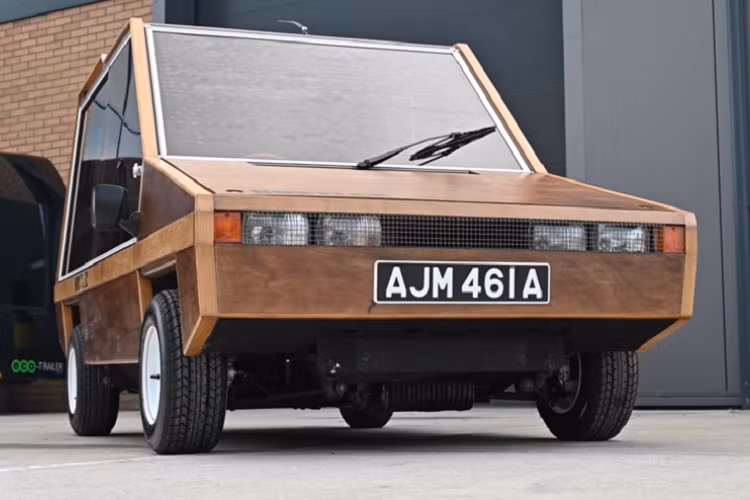 Các cánh cửa xe thực chất chỉ là những mảng kính trượt lớn lắp vào thân xe bằng gỗ, và chiếc xe này thậm chí còn có giá để hành lý bằng gỗ trên nóc xe. Nó có hai chỗ ngồi ở phía trước, và hai ghế khác nằm ở phía sau.