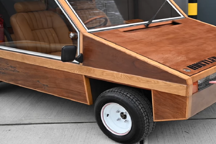 Điều tượng tự xảy ra dưới nắp capô của chiếc Towns Interstyl Hustler độc đáo này chính là việc chúng ta sẽ thấy những tấm ốp khung bằng gỗ, phần bệ đỡ trung tâm bằng gỗ, và những bức tường gỗ xung quanh. Trong trường hợp xảy ra một vụ va chạm đáng tiếc, chiếc xe này sẽ không hề có lấy phần biến dạng, mà là phần dễ vỡ tan thành từng mảnh.