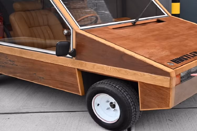 Điều tượng tự xảy ra dưới nắp capô của chiếc Towns Interstyl Hustler độc đáo này chính là việc chúng ta sẽ thấy những tấm ốp khung bằng gỗ, phần bệ đỡ trung tâm bằng gỗ, và những bức tường gỗ xung quanh. Trong trường hợp xảy ra một vụ va chạm đáng tiếc, chiếc xe này sẽ không hề có lấy phần biến dạng, mà là phần dễ vỡ tan thành từng mảnh.