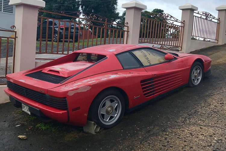 Chiếc Ferrari Testarossa hàng hiếm này đã được một YouTuber tìm thấy khi nằm bên ngoài một ngôi nhà tại đất nước Puerto Rico. Tuy nhiên, khác với nhiều chiếc siêu xe bị bỏ rơi, chiếc Ferrari Testarossa này vẫn nằm trong đất của chủ nhân.