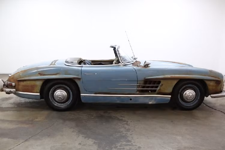 Không rõ chiếc xe này đã được “khai quật” từ chỗ nào, nhưng nó là một trong số 256 chiếc Mercedes-Benz 300SL mui trần từng được chế tạo, và là một trong số 101 chiếc có màu xanh sáng mang mã #354. Vụ mua bán bao gồm đầy đủ văn bản như giấy bán hàng ban đầu của xe, sách hướng dẫn sử dụng, và cả hồ sơ dịch vụ tính tới năm 1968 trước khi nó bị nhét vào một nhà kho và lãng quên tới mấy chục năm.