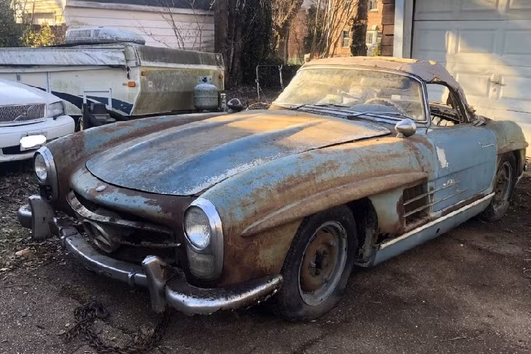 Những chiếc xe cổ điển quý hiếm thường có giá trị cao bất ngờ, kể cả là khi không còn ở trong tình trạng đẹp đẽ như chiếc xe Mercedes-Benz 300SL Roadster 1961 này. Người ta mới phát hiện ra nó tại một nhà kho và chẳng bao lâu là mang bán cho một khách hàng giấu tên với giá trị 800.000 USD.