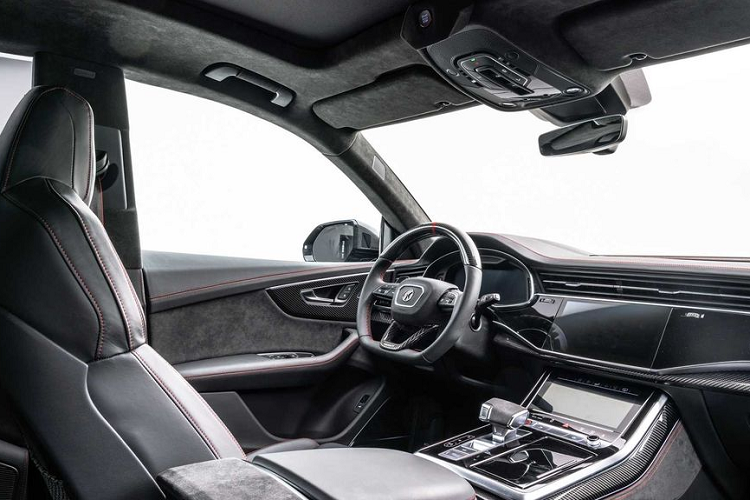 Tương tự ngoại thất, không gian nội thất của Audi RS Q8 của Mansory cũng ngập tràn các chi tiết bằng carbon như bảng điều khiển trung tâm, vô-lăng hay táp-lô xe.