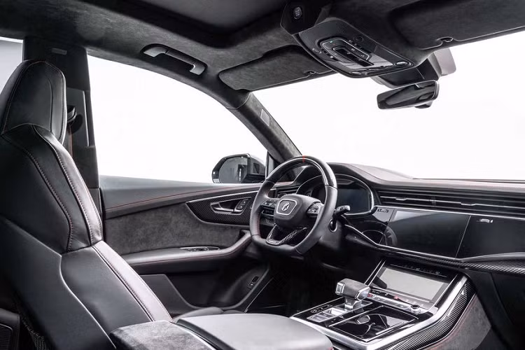 Tương tự ngoại thất, không gian nội thất của Audi RS Q8 của Mansory cũng ngập tràn các chi tiết bằng carbon như bảng điều khiển trung tâm, vô-lăng hay táp-lô xe.