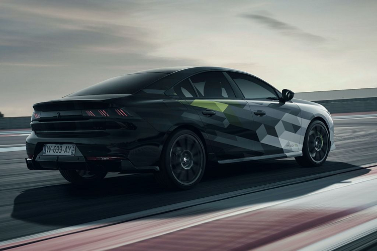 Về truyền động, Peugeot 508 Sport Engineered được trang bị một động cơ xăng 1.6L tăng áp kết hợp cùng 2 mô-tơ điện, sản sinh ra tổng công suất đạt 355 mã lực và 520 Nm mô-men xoắn.