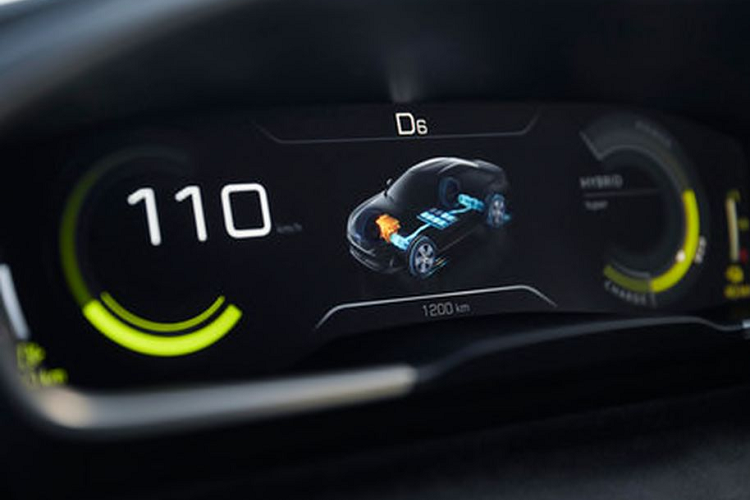 Ngoài ra, để tăng thêm sự cao cấp cho khoang xe, các kỹ sư đã sử dụng những vật liệu đắt tiền như da Nappa và da Alcantara để bọc nội thất, hệ thống màn hình giải trí và màn hình công-tơ-mét đều là dạng LCD với độ phân giải lớn, vô-lăng D-Cut, cần số điện tử...