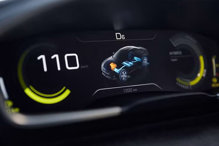 Ngoài ra, để tăng thêm sự cao cấp cho khoang xe, các kỹ sư đã sử dụng những vật liệu đắt tiền như da Nappa và da Alcantara để bọc nội thất, hệ thống màn hình giải trí và màn hình công-tơ-mét đều là dạng LCD với độ phân giải lớn, vô-lăng D-Cut, cần số điện tử...