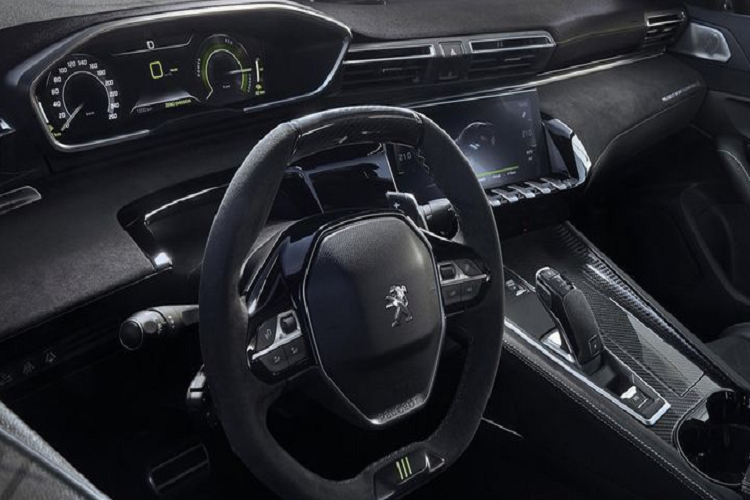 Đối với không gian nội thất, xe hiệu suất cao Peugeot 508 Sport Engineered cũng mang tới cái nhìn đầy tính trẻ trung và ấn tượng nhờ cách phối màu đen/xanh lá nhằm ám chỉ hệ truyền động "xanh" mà chiếc xe sở hữu.