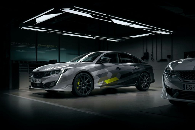 Theo đó, hãng xe nước Pháp - Peugeot mới đây đã chính thức trình làng một phiên bản hiệu suất cao của mẫu sedan 508 với tên gọi 508 Sport Engineered. Đây là một mẫu xe plug-in hybrid với tiêu chí hướng tới sự thể thao, mạnh mẽ và tốc độ, Peugeot 508 Sport Engineered mới chính là mẫu xe mạnh nhất trong lịch sử của hãng Peugeot từ trước tới nay.