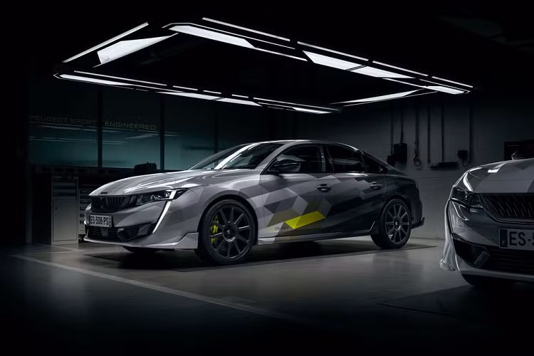Theo đó, hãng xe nước Pháp - Peugeot mới đây đã chính thức trình làng một phiên bản hiệu suất cao của mẫu sedan 508 với tên gọi 508 Sport Engineered. Đây là một mẫu xe plug-in hybrid với tiêu chí hướng tới sự thể thao, mạnh mẽ và tốc độ, Peugeot 508 Sport Engineered mới chính là mẫu xe mạnh nhất trong lịch sử của hãng Peugeot từ trước tới nay.