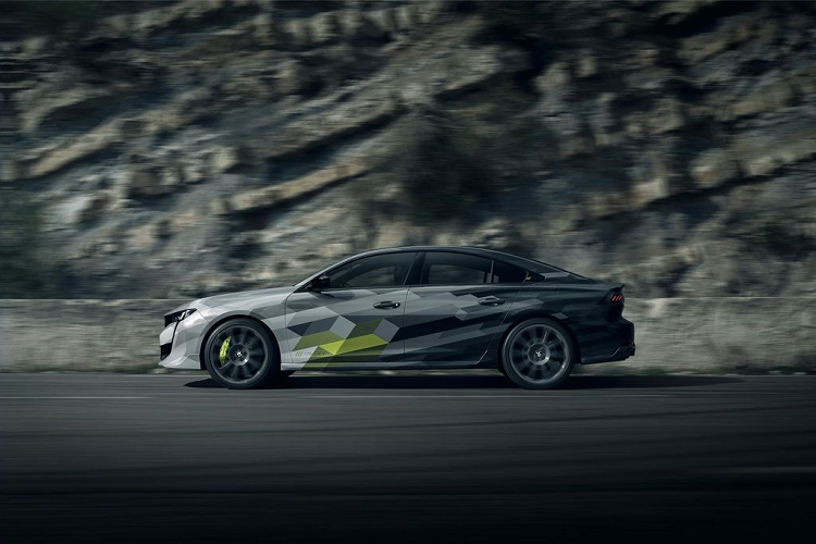 Bên cạnh việc bảo tồn ngôn ngữ thiết kế sẵn có của mẫu 508, 508 Sport Engineered đã phát triển nó lên một tầm cao mới chỉ với những chi tiết sơn màu nổi bật cùng bộ body-kit mạnh mẽ hơn. Đi kèm với đó là hàng loạt trang bị như mâm xe hợp kim 20 inch, lớp sơn caro cùng những mảng màu liền mạch tạo sự ấn tượng về thị giác.