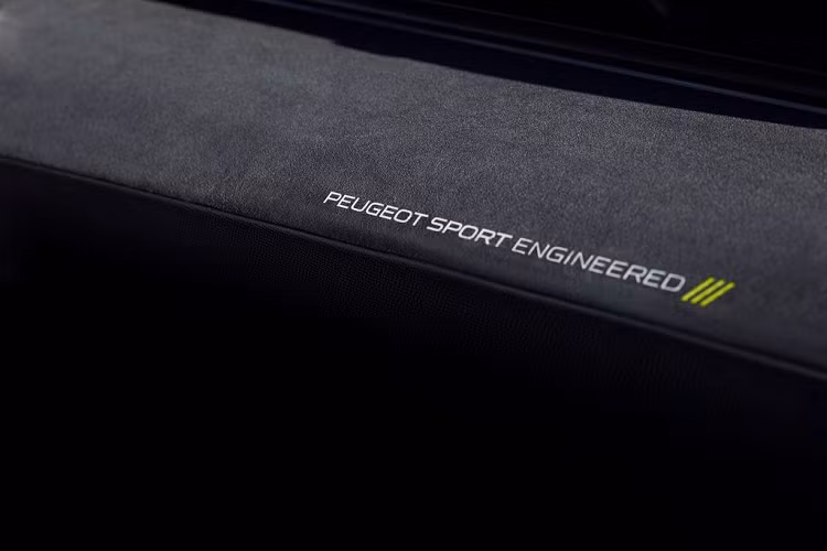 Peugeot 508 Sport Engineered có 5 chế độ lái khác nhau. Ngoài ra, theo nhà sản xuất mẫu xe này có thể di chuyển thuần điện trong phạm vi 42 km.