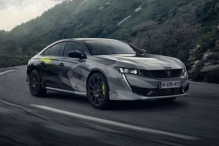 Peugeot 508 Sport Engineered được chế tạo bởi bộ phận sản xuất xe hiệu năng cao của Peugeot - PSE. Phiên bản này được phát triển dựa trên nguyên mẫu sedan 508 nhưng đã được tinh chỉnh lại rất nhiều chi tiết. Trong đó, về phần thiết kế tổng thể, 508 Sport Engineered đã được các kỹ sư thiết kế trau chuốt kỹ lưỡng hơn ở phần ngoại hình nhằm mang tới một diện mạo sắc sảo, hấp dẫn hơn.