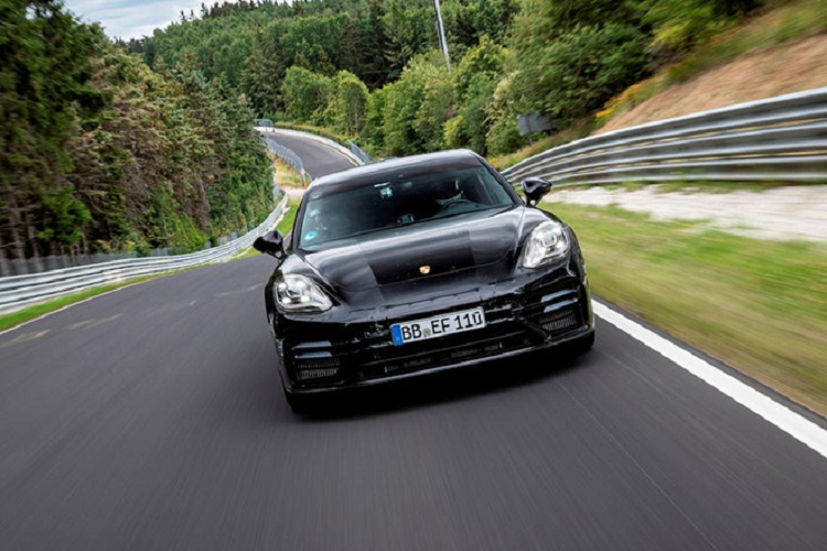 Porsche cũng đã công bố phiên bản cập nhật giữa vòng đời của chiếc Porsche Panamera Turbo 2021, đã lập kỷ lục hoàn thành một vòng trường đua Nurburgring trong vòng 7 phút 29 giây, thiết lập nên kỷ lục mới cho xe hạng E tại châu Âu. Mẫu xe này còn nhanh hơn Mercedes-AMG GT 63 S (7 phút 30 giây).