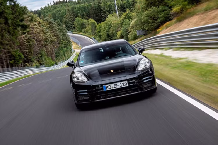 Porsche cũng đã công bố phiên bản cập nhật giữa vòng đời của chiếc Porsche Panamera Turbo 2021, đã lập kỷ lục hoàn thành một vòng trường đua Nurburgring trong vòng 7 phút 29 giây, thiết lập nên kỷ lục mới cho xe hạng E tại châu Âu. Mẫu xe này còn nhanh hơn Mercedes-AMG GT 63 S (7 phút 30 giây).