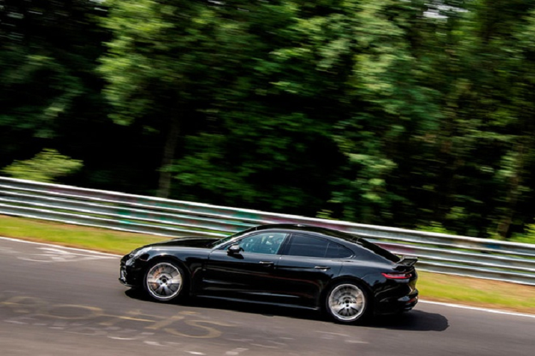 Ở cung đường Bergwerk và Kesselchen của trường đua, thiết lập mới của hệ thống cân bằng điện tử PDCC vẫn giữ lại những đặc tính cũ và giúp chiếc xe đạt được cân bằng tuyệt đối cho dù đường có gập ghềnh thế nào. Tại cung đường Schwedenkreuz, chiếc xe được hỗ trợ bởi hệ thống tải trọng động học được cải tiến và độ bám đường tăng lên nhờ lốp Michelin UHP mới.