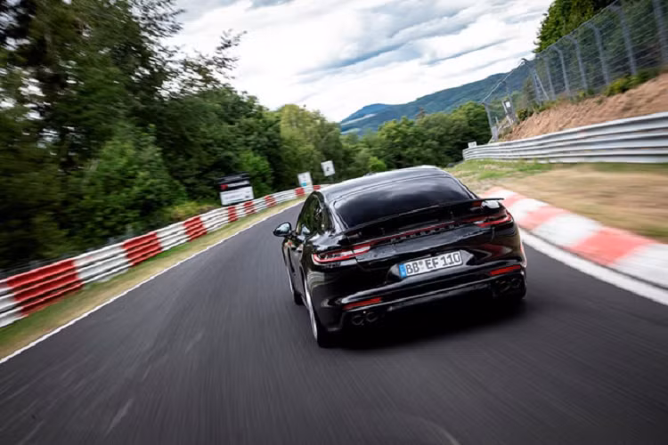 Porsche đã xác nhận Panamera Turbo facelift 2021 mới sẽ ra mắt vào cuối tháng 8 này. Thông tin về hệ truyền động vẫn chưa được tiết lộ, nhưng một điều chắc chắn là Porsche Panamera Turbo 2021 sẽ có thêm một biến thể S mới với công suất 630 mã lực. Công suất này còn lớn hơn cả Panamera hiện hành (550 mã lực và mô-men xoắn cực đại 769 Nm) trang bị động cơ V8 tăng áp kép 4.0L.