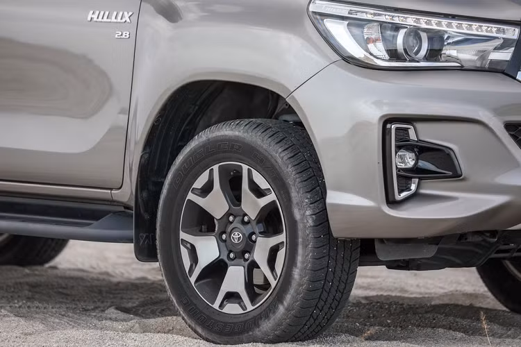 Hệ thống treo trên mẫu xe bán tải Toyota Hilux thế hệ mới vẫn được giữ nguyên như thế hệ cũ.