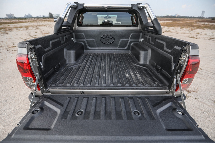 Hệ thống hỗ trợ người lái Toyota Safety Sense sẽ được trang bị trên tất cả phiên bản Hilux thế hệ mới. Hệ thống này bao gồm phanh khẩn cấp, kiểm soát hành trình thích ứng, cảnh báo chệch làn đường và nhận diện biển báo giao thông.