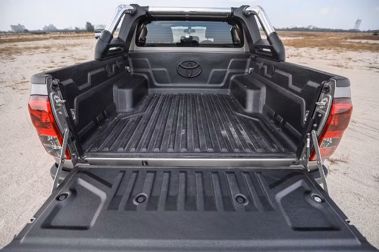 Hệ thống hỗ trợ người lái Toyota Safety Sense sẽ được trang bị trên tất cả phiên bản Hilux thế hệ mới. Hệ thống này bao gồm phanh khẩn cấp, kiểm soát hành trình thích ứng, cảnh báo chệch làn đường và nhận diện biển báo giao thông.