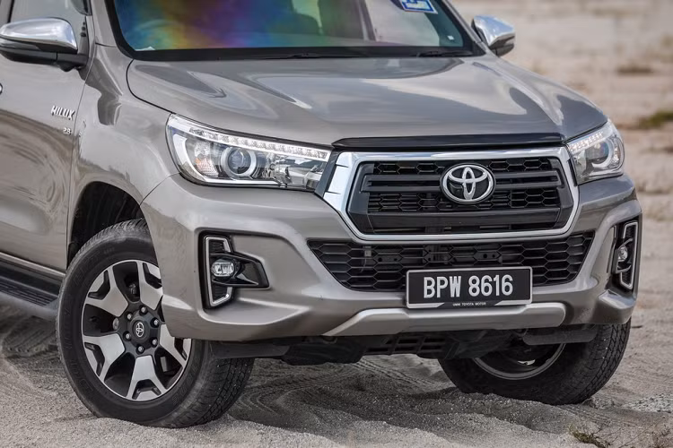 Mặt ca-lăng phía trước nay đã hiện đại và cơ bắp hơn, một đại lý của Toyota cho biết sự thay đổi này nhằm phù hợp với xu hướng thiết kế của các mẫu bán tải ngày nay.