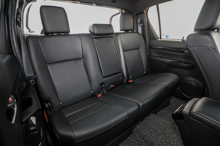 Màu đen vẫn được dùng là màu chủ đạo bên trong Hilux. Hai ghế trước chỉnh điện, trong khi đó hàng ghế sau được trang bị cửa gió điều hòa. Tất cả ghế trên xe đều được bọc da tạo cảm giác sang trọng.