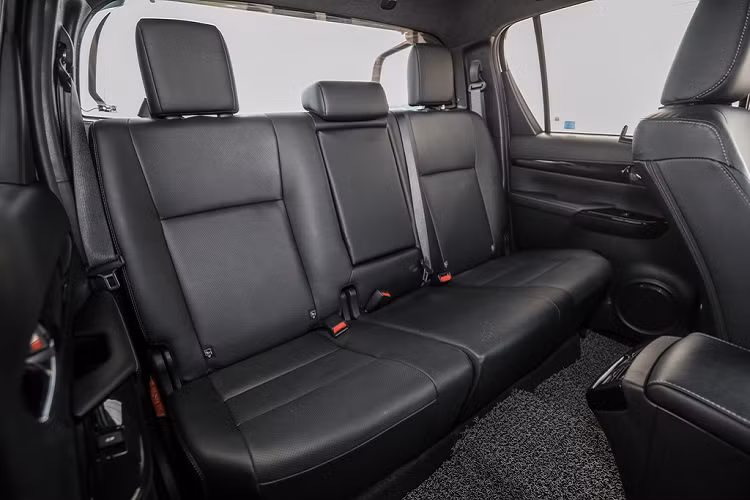 Màu đen vẫn được dùng là màu chủ đạo bên trong Hilux. Hai ghế trước chỉnh điện, trong khi đó hàng ghế sau được trang bị cửa gió điều hòa. Tất cả ghế trên xe đều được bọc da tạo cảm giác sang trọng.