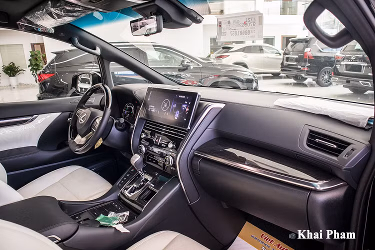 Đuôi xe Lexus LM300h nổi bật nhờ cụm đèn hậu LED nối liền to bản và dải đèn xi-nhan thiết kế dạng đuổi đầy bắt mắt. Cụm đèn hậu này cũng cho thấy sự sang trọng khác biệt so với bản gốc giúp khách hàng hoàn toàn yên tâm để phân biệt đẳng cấp giữa LM300h và Alphard. Chiếc ôtô mới Lexus LM300h mà chúng tôi đa giới thiệu đến bạn đọc thuộc phiên bản Royal Lounge với 4 chỗ ngồi VIP đặc biệt cao cấp.