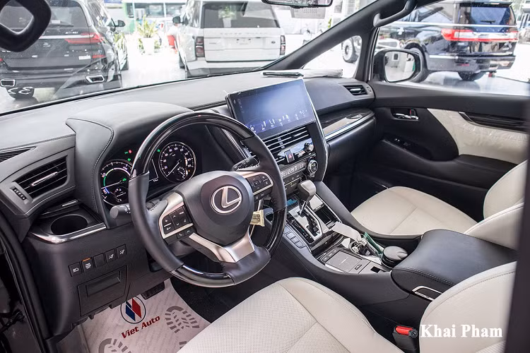 Tuy nhiên, Lexus LM300h 2020 sinh ra cũng có lý do bởi xe sẽ hướng đến những đối tượng khách hàng cần một chiếc xe gia đình rộng rãi và đẳng cấp. Hơn nữa, với phiên bản 4 chỗ, Lexus LM300h còn phục vụ những ông chủ đích thực, một khía cạnh mà Lexus LX570 đang làm rất ấn tượng tại Việt Nam.