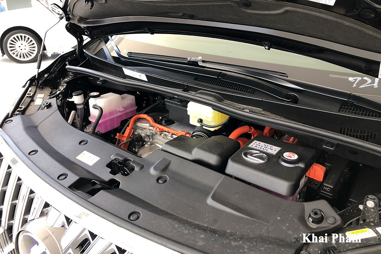 Lexus LM300h tại Việt Nam sở hữu 2 ghế ngồi trước đều chỉnh điện, tính năng nhớ 3 vị trí ghế lái xuất hiện. Vô-lăng trên xe vẫn rất quen thuộc trên hầu hết các xe Lexus khi được bọc da, ốp gỗ kết hợp đầy đủ phím bấm chức năng. Đáng tiếc, cụm đồng hồ phía sau hiện vẫn là dạng Analog.