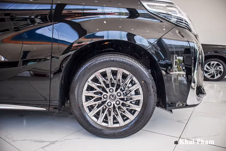 Về ngoại thất, Lexus LM300h hoàn toàn mới vừa về Việt Nam sở hữu thiết kế giống Alphard nhưng đã "qua tay" Lexus nên được chăm chút tỉ mỉ hơn. Bằng chứng là phần đầu xe đã trau chuốt với những nét đặc trưng của thương hiệu Lexus. Đầu tiên sự đẳng cấp của LM300h thể hiện ở phần lưới tản nhiệt con suốt với hoạ tiết cầu kỳ hơn, logo 3D màu xanh xanh ở vị trí trung tâm biểu hiện cho phiên bản Hybrid kèm camera quan sát phía trước. Toàn bộ phần viền được mạ crom và ngay cả hốc gió phía trước tích hợp đèn sương mù cũng tương tự.