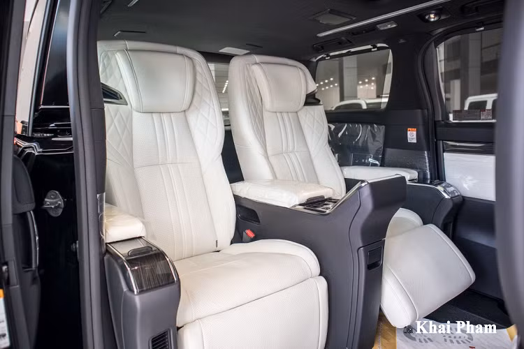 "Trái tim" xe Lexus LM300h 2020 sử dụng động cơ Hybrid bao gồm máy Atkinson 2.5L cho công suất tối đa 141 mã lực, mô-men xoắn cực đại 270 Nm. Động cơ trên kết hợp hộp số e-CVT và hệ dẫn động 4 bánh toàn thời gian. Ngoài ra, xe còn một bộ pin Niken cho công suất 67 mã lực và mô-men 139Nm. Với sự kết hợp trên, mẫu xe này cho ra tổng công suất 208 mã lực.