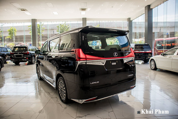 Mới đây, một đại lý tư nhân ở Hà Nội vừa đưa về nước chiếc xe đa dụng MPV hạng sang Lexus LM300h 2020 - một trong những chiếc xe đầu tiên cập bến thị trường Việt Nam. Điểm đặc biệt trên chiếc MPV của Lexus khi sở hữu 4 ghế ngồi VIP thay vì 7 chỗ như những biến thể thông thường người dùng từng diện kiến.