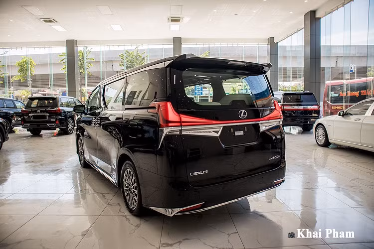 Mới đây, một đại lý tư nhân ở Hà Nội vừa đưa về nước chiếc xe đa dụng MPV hạng sang Lexus LM300h 2020 - một trong những chiếc xe đầu tiên cập bến thị trường Việt Nam. Điểm đặc biệt trên chiếc MPV của Lexus khi sở hữu 4 ghế ngồi VIP thay vì 7 chỗ như những biến thể thông thường người dùng từng diện kiến.
