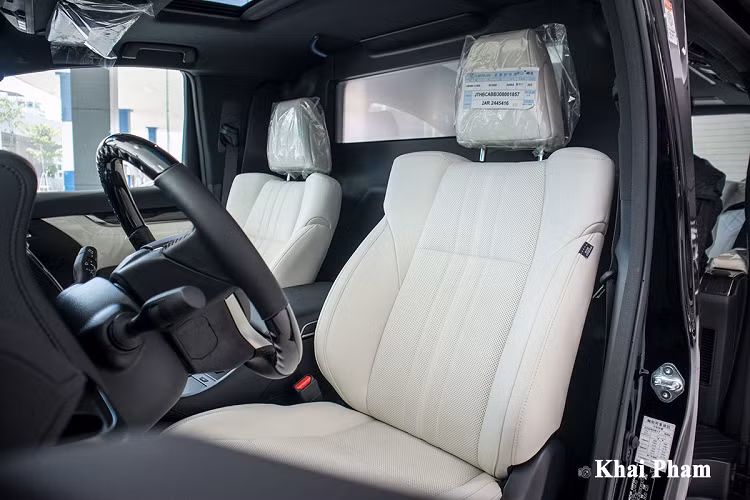 Phía sau, xe chỉ có 2 ghế ngồi bọc da và khả năng chỉnh điện hoàn toàn chính là điểm nhấn. Không chỉ phù hợp với tư thế ngồi thông thường, ghế trên LM300h còn có thể ngả ra sau gần như hoàn toàn để biến thành chiếc giường mini cho những chuyến đi đường dài. Ở đây, không gian giải trí còn thuyết phục người dùng khó tính nhất bởi màn hình trước mặt có kích thước tương đương những chiếc tivi.