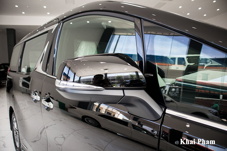 Thuộc phiên bản cao cấp nên hệ thống chiếu sáng của Lexus LM300h là công nghệ LED toàn phần với tính năng điều chỉnh góc đánh lái tự động, bật/tắt theo cảm biến ánh sáng... Đây cũng là điểm khác biệt hoàn toàn so với Alphard đang được phân phối chính hãng tại Việt Nam. Phần thân xe Lexus LM300h All New có bộ la-zăng đa chấu màu titan thể hiện sự cao cấp để phù hợp với một thương hiệu hạng sang. "Dàn chân" của xe có kích thước 17 inch, ngay phần cửa xe có dải crom cùng dòng chữ "Hybird" biểu hiện loại động cơ trên chiếc MPV hạng sang này.