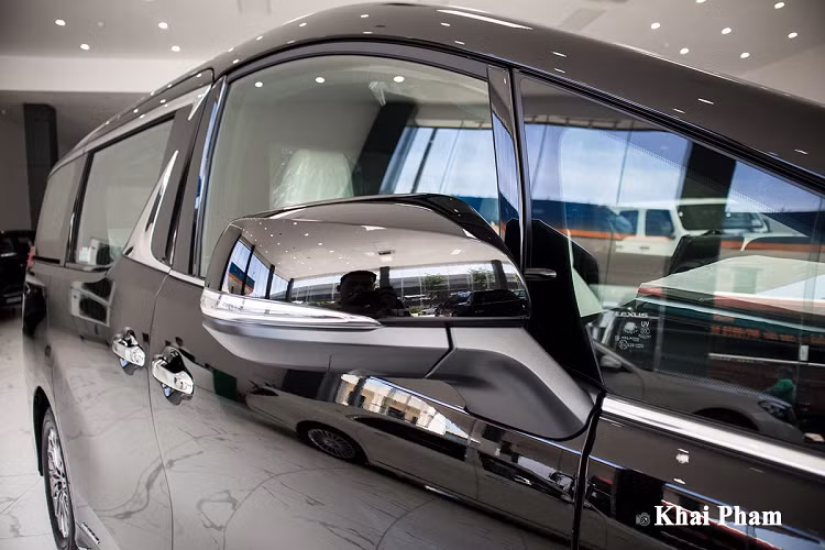 Thuộc phiên bản cao cấp nên hệ thống chiếu sáng của Lexus LM300h là công nghệ LED toàn phần với tính năng điều chỉnh góc đánh lái tự động, bật/tắt theo cảm biến ánh sáng... Đây cũng là điểm khác biệt hoàn toàn so với Alphard đang được phân phối chính hãng tại Việt Nam. Phần thân xe Lexus LM300h All New có bộ la-zăng đa chấu màu titan thể hiện sự cao cấp để phù hợp với một thương hiệu hạng sang. "Dàn chân" của xe có kích thước 17 inch, ngay phần cửa xe có dải crom cùng dòng chữ "Hybird" biểu hiện loại động cơ trên chiếc MPV hạng sang này.