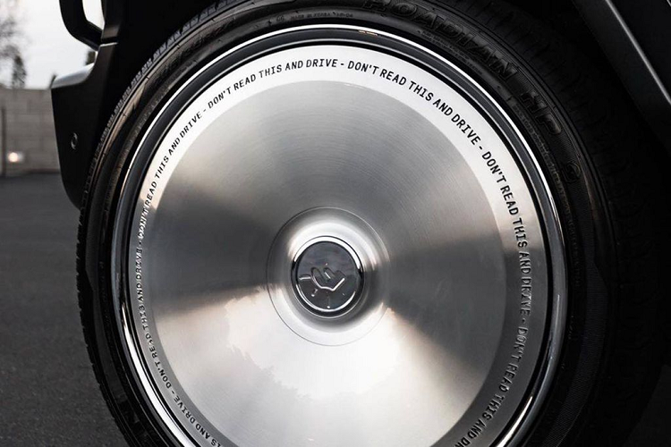 Và trong khi nhiều nhà độ vành khác “thi nhau” tạo nên những thiết kế chằng chịt, vành xe Cactus Jack trên Mercedes-Benz G-Wagon của Forgiato lại đi theo phong cách rất đơn giản với bề mặt nhẵn, bằng phẳng và bóng bẩy. Tại phần dìa ngoài của bộ mâm được in các dòng chữ nối tiếp nhau với ý nghĩa “Đừng cố đọc nội dung này mà hãy tập trung lái xe!”