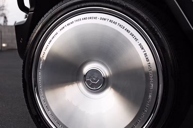 Và trong khi nhiều nhà độ vành khác “thi nhau” tạo nên những thiết kế chằng chịt, vành xe Cactus Jack trên Mercedes-Benz G-Wagon của Forgiato lại đi theo phong cách rất đơn giản với bề mặt nhẵn, bằng phẳng và bóng bẩy. Tại phần dìa ngoài của bộ mâm được in các dòng chữ nối tiếp nhau với ý nghĩa “Đừng cố đọc nội dung này mà hãy tập trung lái xe!”