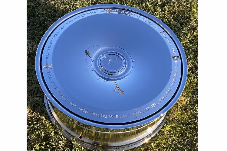 Mặc dù sẽ có nhiều tranh cãi xảy ra về tính thẩm mỹ của thiết kế tuy nhiên, điểm lợi thế của bộ mâm này đến từ sự tiện lợi trong việc vệ sinh. Trong khi việc làm sạch một bộ vành độ thông thường sẽ tốn khá nhiều thời gian bởi thiết kế đa chấu, công đoạn này trên bộ mâm Cactus Jack chỉ mất vài giây. Đồng thời, bạn sẽ không cần phải quan tâm tới các lớp bụi bẩn bám trên hệ thống phanh bởi tất cả đều nằm phía sau “chiếc đĩa” to bản này.