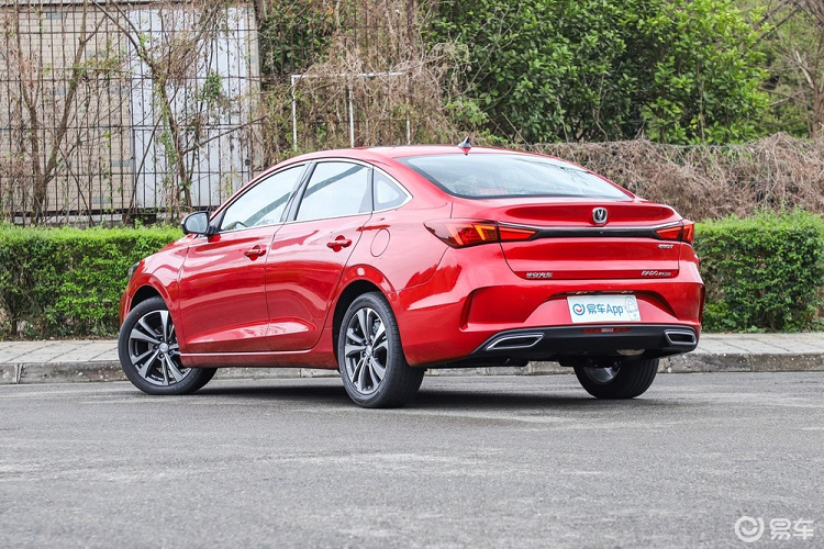 Ở bên trong, Eado Plus có lắp đặt một hệ thống màn hình kép cỡ 10,25 inch, một dành cho bảng đồng hồ đằng sau vô lăng, và một dành riêng cho thông tin giải trí.