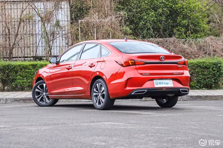 Ở bên trong, Eado Plus có lắp đặt một hệ thống màn hình kép cỡ 10,25 inch, một dành cho bảng đồng hồ đằng sau vô lăng, và một dành riêng cho thông tin giải trí.