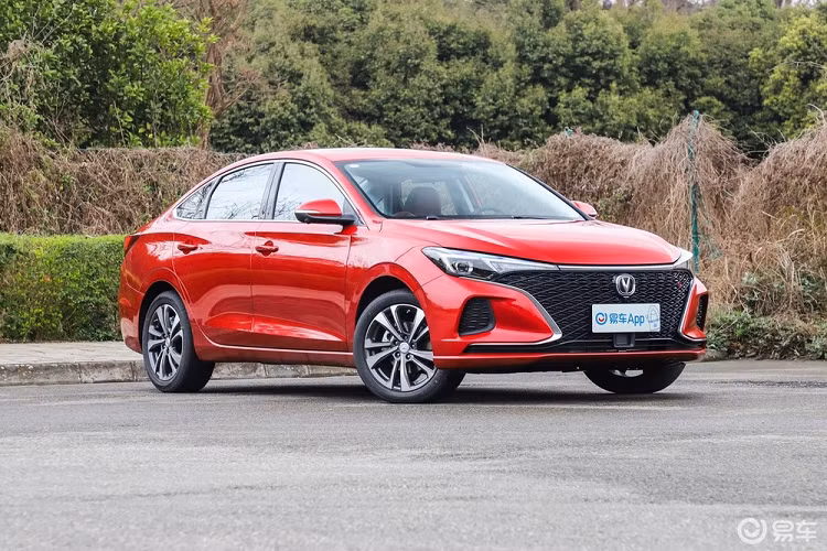 Pro và Plus là hai từ tiếng Anh ưa thích của các nhà sản xuất xe Trung Quốc khi họ tung ra thị trường một phiên bản cao cấp hơn của một mẫu xe có sẵn. Một trong những mẫu xe mới nhất áp dụng xu hướng này chính là chiếc xe Changan Eado Plus 2020, một biến bản có chất thể thao và “ăn diện” hơn một chút của sedan Changan Eado.